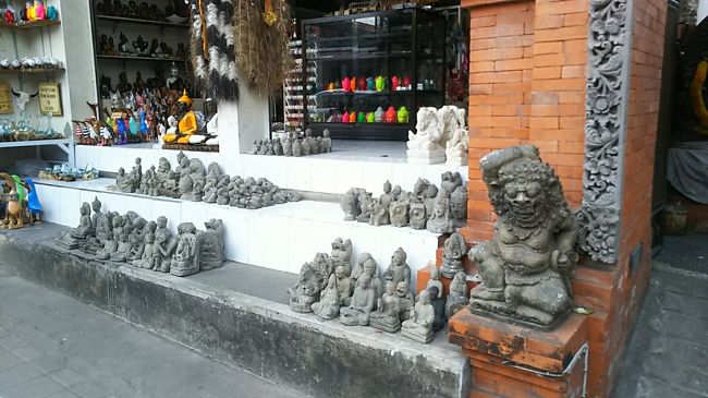 お土産屋さん。こういうもの全然買わなかったなぁ。