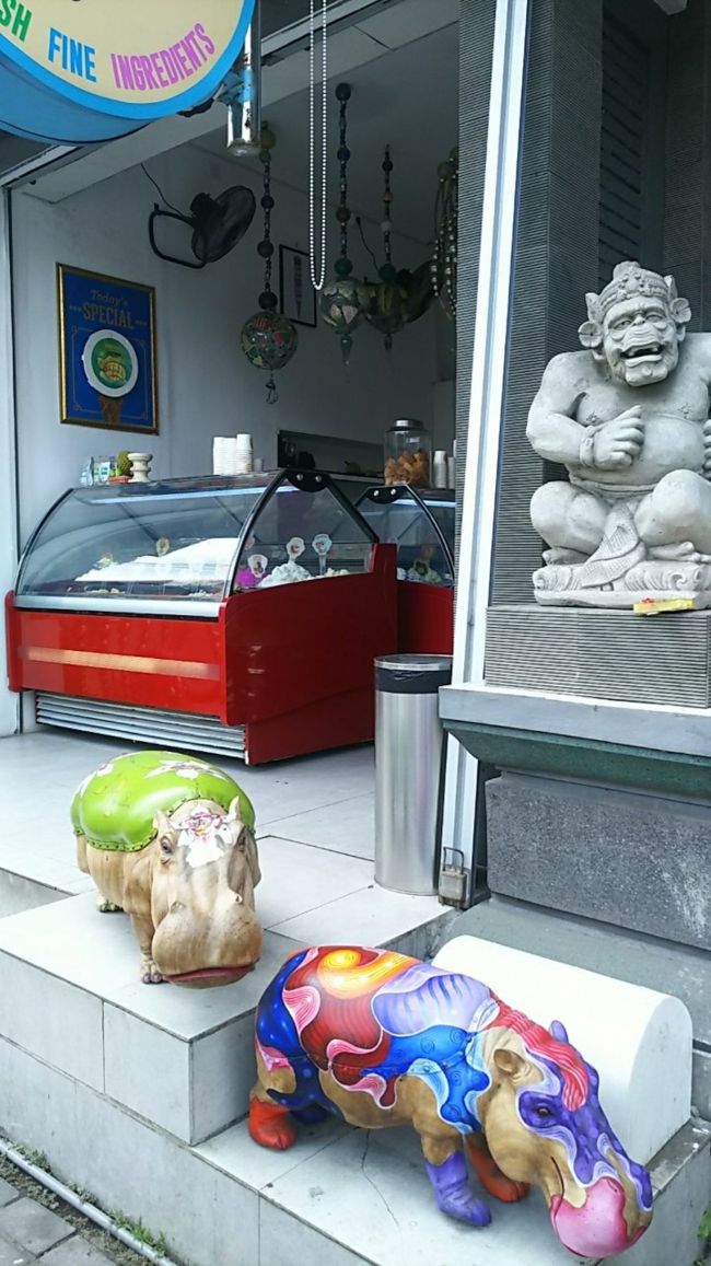 こちらもオブジェがかわいい。芸術の街、ってことかな。<br />アイスクリーム屋さん。