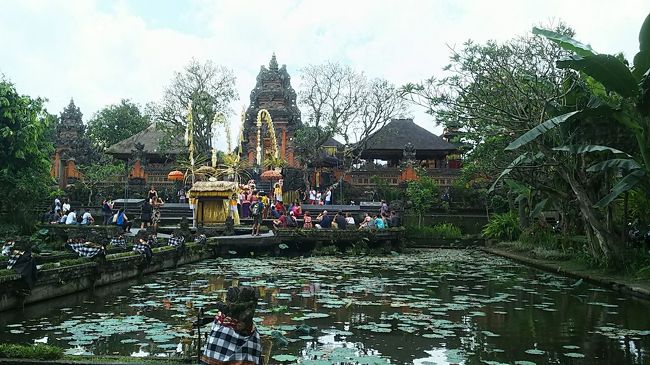 スタバのお外の席からはサラスワティ寺院が良く見えます。