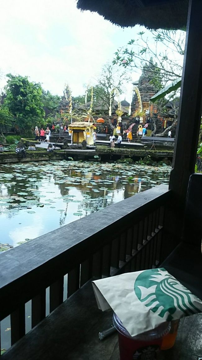 お茶しながら寺院を眺めてゆったり。