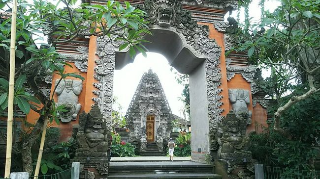 あんまりお腹も空いてないけどココまで来たから Ibu Oka3 にバビグリンを食べに行こうということになり、王宮ヨコの道（JI.Suweta）を北上すると目を引く寺院が。<br />Puri Kantor寺院<br />