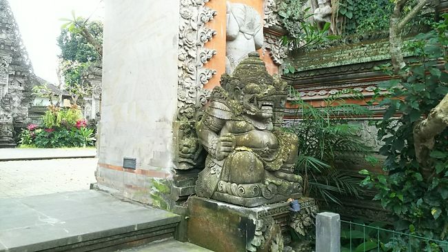 門をくぐると広いスペースがあります。