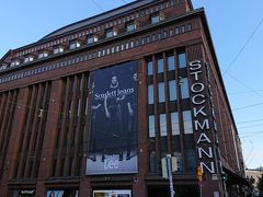 老舗のデパートで春と秋に盛大なバーゲンが開かれることで有名です。