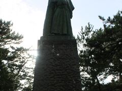 会いに決ました、坂本龍馬です。龍馬像、実際に見るととても大きかったです。天気が悪く雨が降ったり降らなかったりで、ちょっとした晴れ間に取れた写真です。まぶしいっ。