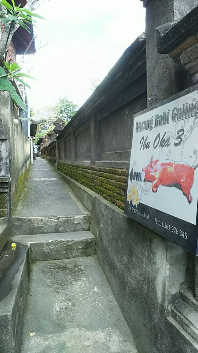 とっても細い道を進んで行きます。人とすれ違う時は避けあわないと通れないくらいの道幅。