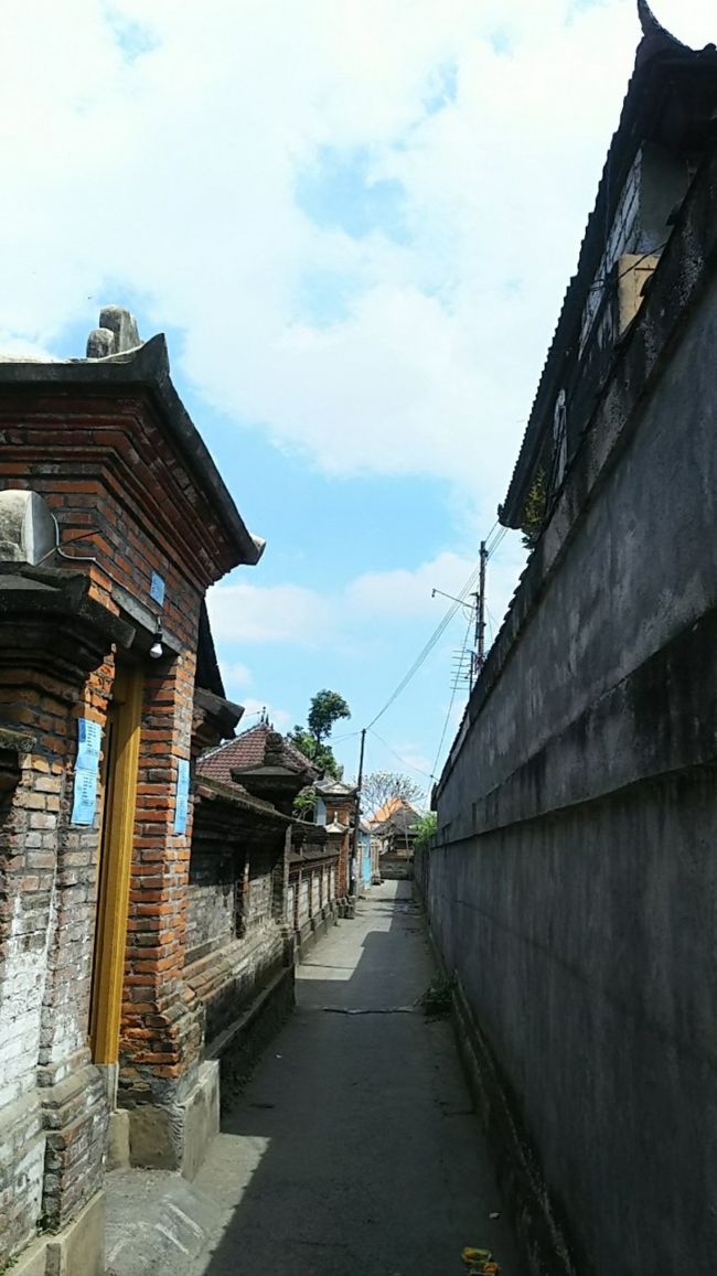 イブ・オカ３を後にし、来た道とは違う通りを通ってラヤ・ウブド通りへ出ます。