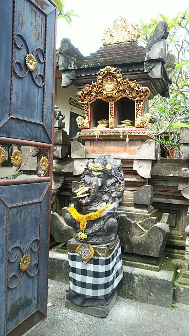 どこにでもいるガネーシャ、見飽きたと言いつつも写真は撮る(笑)<br /><br />この後、ラヤ・ウブド通りからハノマン通りへ入ります。<br /><br />2日目その３へつづく。