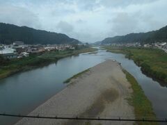 吉野川を渡ります。