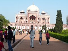 ７．フマユーン廟　Humayun’s Tomb
　　フマユーン廟は、コンノート広場からは、車で約15分の位置にあります。赤砂岩の赤を基調とした華麗な建物です。屋根の中央部には、大理石のドーム型タワーが堂々と聳えています。霊廟の周囲は、四分庭園と言われるペルシャ様式の庭で囲まれています。
この建物は、ムガール帝国の第2代皇帝フマユーンの霊廟として17世紀半ばに建造されましたが、歴史的価値が評価されて、”ユネスコの世界遺産”に指定されています。

