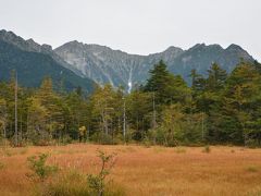 田代湿原です。上高地は国立公園のため自然の堆積物であってもむやみに撤去できないそうです。そのため梓川上流から流れてくる堆積物のため湿地が減ってきているそうです