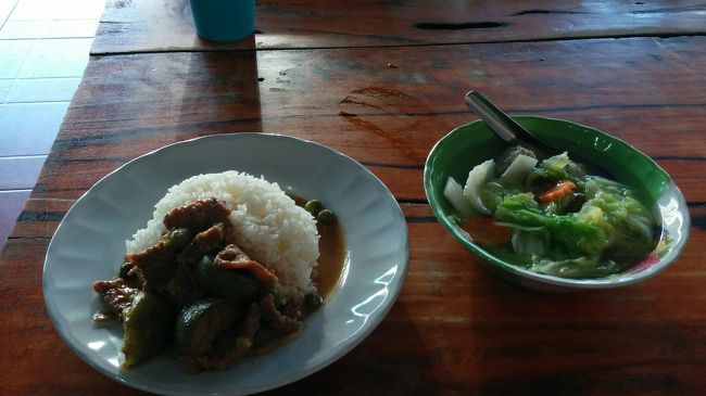 近所のおかず食堂「シルミー」で最後の朝食。牛肉となすのカレーと白菜とツミレのスープ。70バーツ。最後までハズレなしで旨かった。