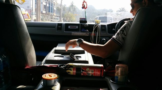 予定より30分遅れでタクシーの登場。これには理由がありフロントの男がロットゥの予約を忘れていたらしい。８時にチェックアウトするとあわててその男が電話をかけていたが最短で呼べるロットゥは９時になるらしかった。仕方なく男は自腹でタクシーを呼んだと言うことらしい。