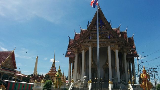 タイのお寺はたいてい自由に入っていい。タイ人はかならず御布施(タンブン)をするのでこれを前提に解放している。このお寺でも骸骨にタムディー(因果応報)と書かれた賽銭箱があった。