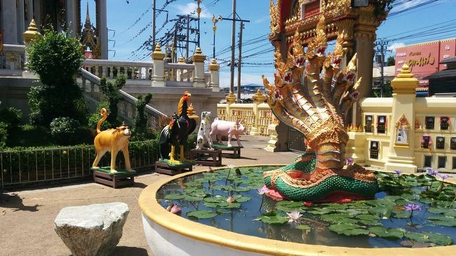 蓮池の中にナーガがいる。お寺の回りには十二支の像があり自分の干支にお参りする。犬はダルメシアンでイノシンは豚になっている。ちょっと有り難みがない。