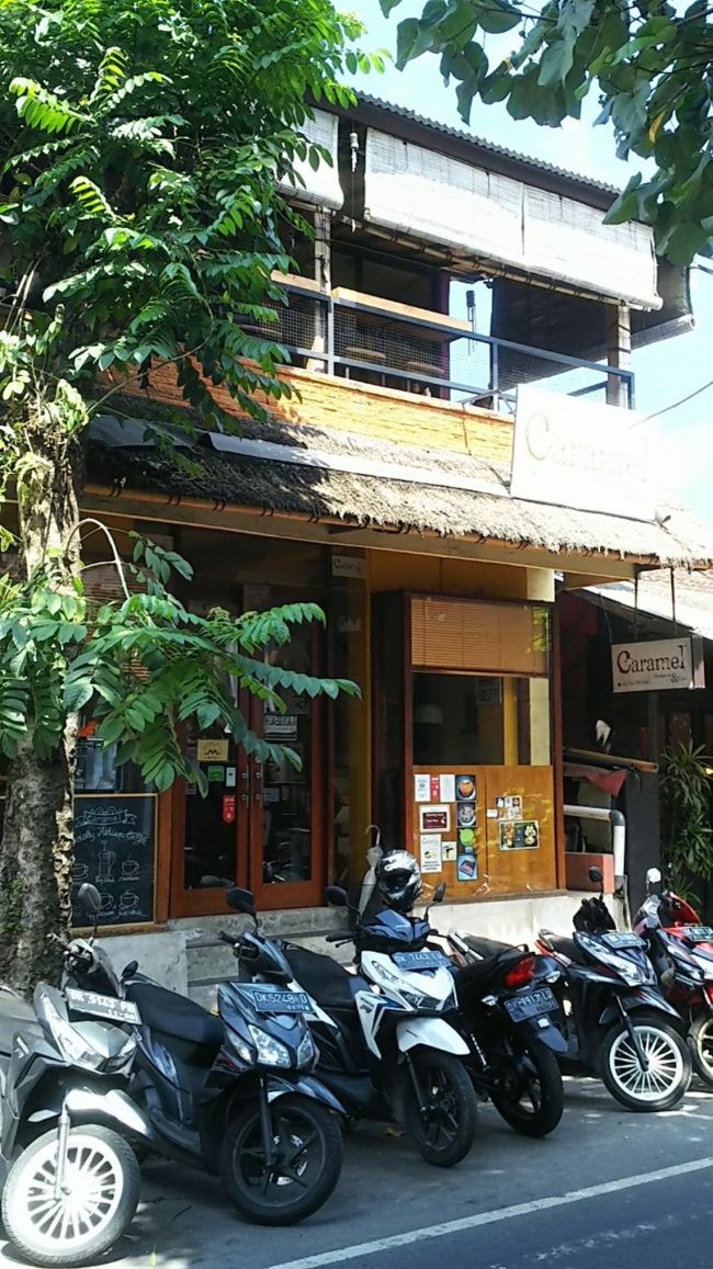 「CarameL Patisserie &amp; Cafe」<br />ココでマカロンを買うと決めていました。