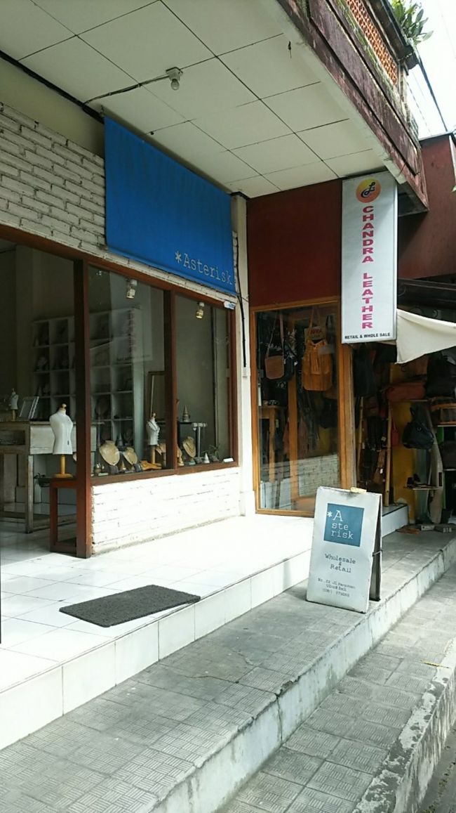 「Asterisk」でアクセサリーを物色。モンキーフォレスト通りにも店舗があって、午前中に寄って見てました。そっちの方が品数が多いかなぁといった感じだった。