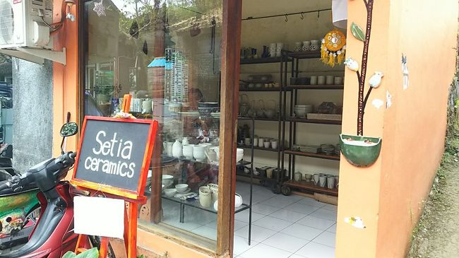 陶器のお店。いいな～と思う食器がありましたが、持って帰る手間が面倒で買わなかった。