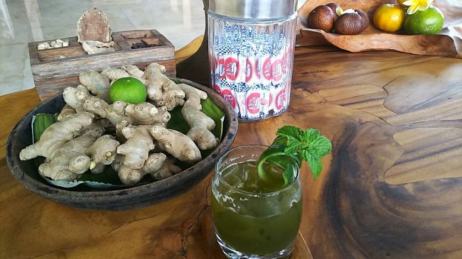 荷物を置いてすぐに最上階（4階）にあるスパ「Akar Wangi Spa」へ向かいました～<br />他にお客さんがいなかったみたいで、混んでなさそうで良かったホッ<br />特に急がされる事もなく、どこにお出かけしたの～とか何か買いましたか～とか少しおしゃべりしてました。<br /><br />ミントジンジャーティ、色が濃いですが味は爽やかでとっても美味しかった♪<br />