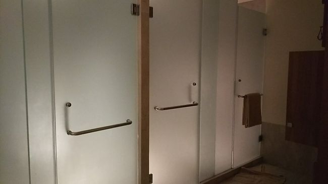 シャワーブースが３つ。<br />この向かいにロッカーがあります。