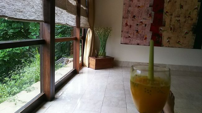 窓の外にはみどりがいっぱい。<br />終始、静かでしたねぇ。木々がサワサワ言うのを聞きながらボーッと。<br /><br />でもこのドリンクが…ちょっと…なんか…残しちゃった(^_^;)<br />パッションフルーツがベースみたいな味なんだけど多分ジンジャーとかも入ってて。ちょっと変わった味だった。<br /><br />はぁ～っ♪街ぷらぷらして買い物して戻ってきたらスパ行って…最高ですねっ！！