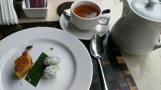 さて、スパを終えたらもう16時半すぎ…<br />17時までと聞いていた、ホテルのアフタヌーンティに行かねば。<br />無料ですから…行かねばなりません(笑)<br /><br />身支度してダイニングへ向かいました～<br />席につくと、紅茶とバリスイーツを持ってきてくれました。<br />もち米のお菓子っぽいよね。美味しかった。<br />