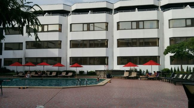 ４時を回り、日が影ってきたのでプールに行く。都会のプールなので熱が籠って涼しさがない。プールサイドにいても蒸し暑い。ここでも肩の調子を確認の為オーバーハンドのクロールをあまり力を入れずに泳ぐ。水の中の方が肩は良く回るようだ。動くことがわかったので無理をせず適当なところで止める。プールサイドのベッドで少し休む。