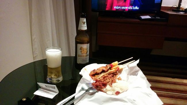 ドンムアンのタラートでツマミを買って来て最後の晩餐。カウニヤゥに鶏と豚の細切れの唐揚げ20バーツ。鶏、豚、羊の炙り各10バーツ。計50バーツ。リゾート地を歩いて来たので異様に安く感じる。ところで今回は一度もおなかを壊さなかった。理由は良く解らないが気を付けたのはソムタムを食べない、付け合わせの野菜は少しにする、作りおきのおかず食堂は出来立ての昼に行く、といったところだ。もちろん一口食べて違和感のあるものは残す。これだけで万全という訳ではないが一ヶ月間地元料理を食べ続けてきたのだから説得力はあると思う。