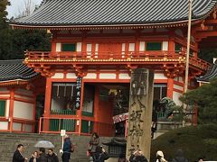 そのまま祇園方面へ歩いていき、祇園祭で有名な八坂神社へ。

この辺りもお土産屋さんなど色々あって、本当はゆっくり見たかったのですが、雪がまた本降りになってきまして、寒いわ携帯の電池が切れそうになるわでw、早くお参りして帰ろうと思っていました。