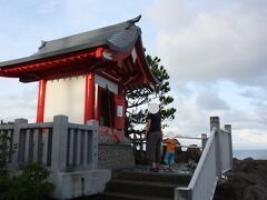 たどり着いた先は「海津見神社龍王宮」です。赤が綺麗です。もちろんそこから見える景色も素敵でした！（雨が心配だったけど）