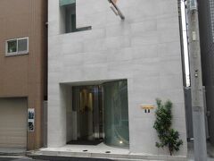 前衛的なコンクリートのビルが『Nabeno-Ism（ナベノ-イズム）』