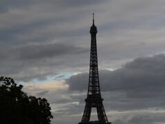 夜の帳が下り始めるパリの街を、エッフェル塔を眺めながら、この日の最後の目的地に向かった。
