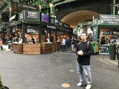 今度は　マーケット編。

ロンドン市内にはところどころに路上マーケットが見られます。

ここは食のマーケットとして大きくて有名なボローマーケット。

Borough Market
Borough High St