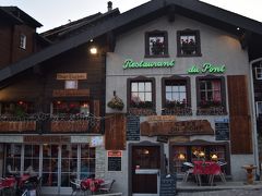 ツェルマットで一番古いレストラン、デュポンで夕食。ユングフラウヨッホの展望台で会った、マイアミから来ていたアメリカ人のおじさんに「ここは絶対行きなさい」と勧められた場所です。表の壁になんと日本語メニューあり。