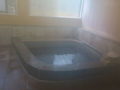 誰もいなかったので撮ってみた

硫化水素のにおいがするぞ！
お湯が出てくるところを触ったら黒くなった。マンガンの成分が入っているらしい。
湯花も黒いのが沈んでいた。軽石が洗い場に用意してあってもし体に黒いのがついたらこれでこすると落ちるらしい
面白い温泉だな！

泉質は　アルカリ性単純硫黄冷鉱泉　だって。
源泉温度は２４．２℃　だから加温しております。
かけ流しで、加水、循環はしてない模様
飲用はできません。
水素イオン濃度は　ｐＨ８．５
なめるとちょっとしょっぱい
成分だとナトリウムイオンとカルシウムイオン、塩素イオン、硫酸イオン、炭酸水素イオンが多かったです

真田町の川沿いにこんなすばらしい温泉があったのかあ。