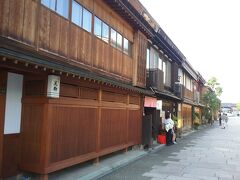 寺町通りのお寺（伏見寺など）をいくつか見学した後、にし茶屋町街を歩く
女の子たちが”インスタ映え”する写真を撮ろうと夢中になってる
こーゆーところあんまり興味ないから、女子力ないんだな、桜子は。