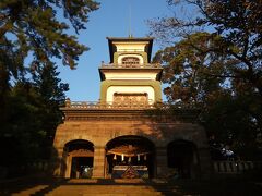 尾山神社　
利家夫人まつを祀った神社

神門
明治8年の建築で、和漢洋の三洋式を混用した異色の門。
夕日を浴びて金色に輝く、金沢だけに（笑）　