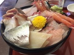 ボリュームたっぷりの海鮮丼。鮮度も良し！お箸の持ち帰りOKです。