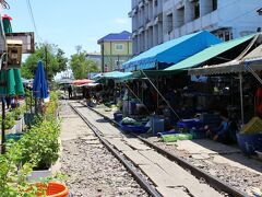 さて写真はフリーの日、マハチャイ駅に戻ります・・
駅近く～このマハチャイ市場も「プチ線路市場」として、ネットで紹介されていました。