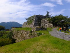 二の丸から天守台を眺めます。
