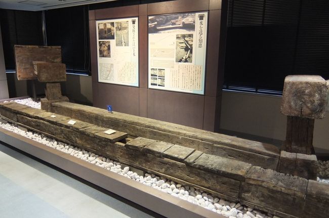 江戸時代の大名屋敷の遺構から大規模な上水施設が発掘された。<br />（千代田区丸の内、旧都庁舎跡地）<br />溝の下を潜らせるため、接手を用いて水路を一段下げる造りとなっている。