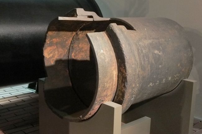 明治29年（1896年）に敷設されたΦ500の鋳鉄管<br />江東区清澄通りに埋設されていた。<br />ベルギー・リエージュ市水道鉄管株式会社から購入したもの。