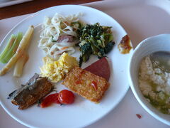 それでも朝ごはんはしっかり食べようと最上階のレストランへ。

ビュッフェはわりと種類が豊富でした。
うちでは珍しい沖縄的なポーク、パパイヤイリチーやゆしどうふがおいしかったです。