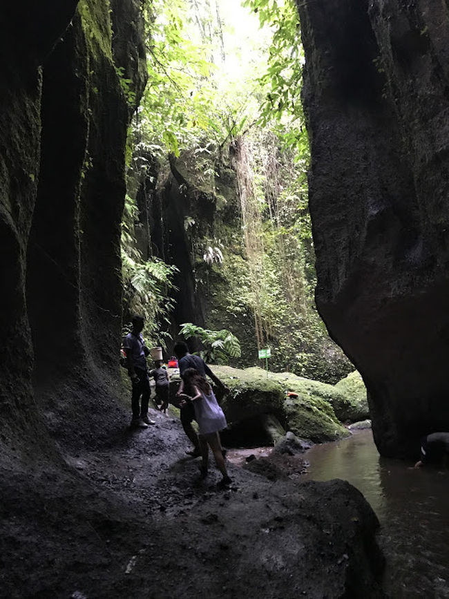 岩場もあるので<br />けっこう滑ります。<br /><br />番外編①ヴィラで紹介した<br />ギョサンがお勧め。<br />https://4travel.jp/travelogue/11286443