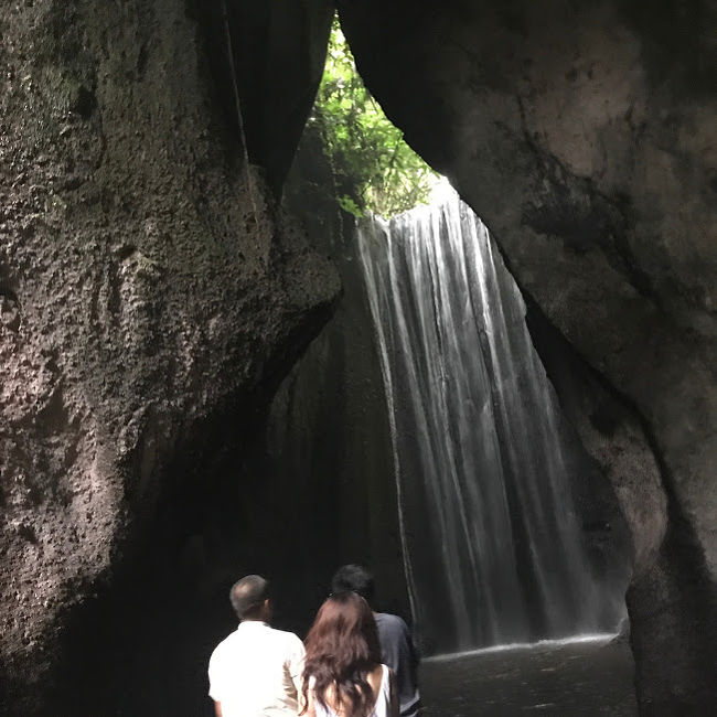 ２０分ほどジャングルを抜けると<br />突然滝が現れます！<br /><br />かなり迫力があって興奮です！