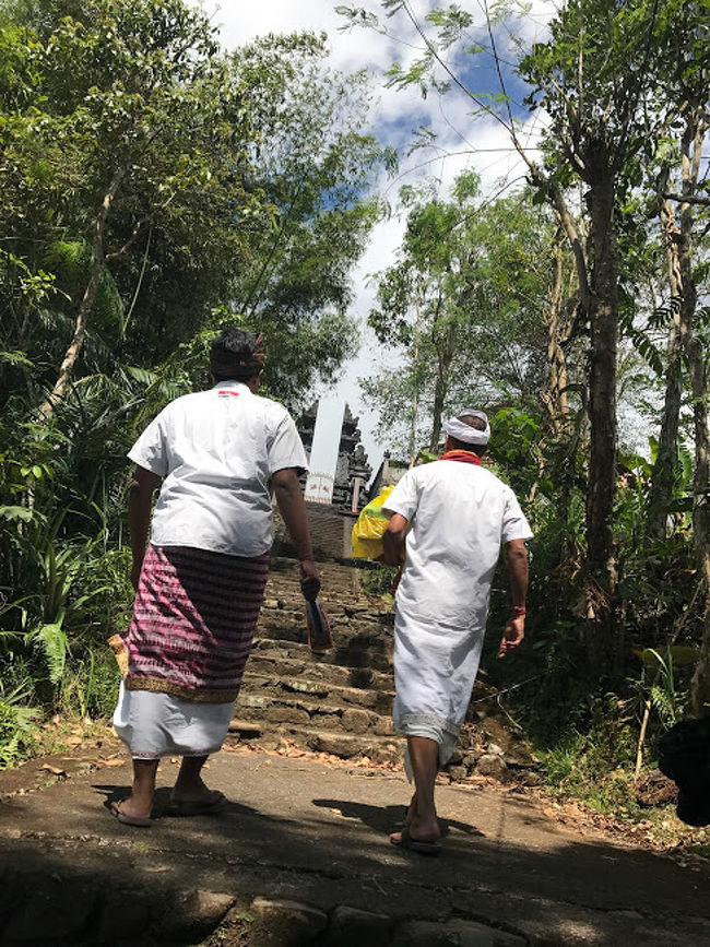 次に向かったのが<br />ランプヤン寺院(Pura Lempuyang)<br />何度もバリに行っていますが、<br /> 初めて行くことが出来ました！<br /><br />滝からランプヤンまで１時間半<br />くらいです。<br /><br /> 到着すると、友達は正装に着替えて<br /> お供物も持って来ていました。<br />(ちなみに、友達の息子もついて<br />来たので一緒に～)<br /><br />彼らはとても信仰心があつく<br /> バリヒンドゥー教です。<br /><br /> 私達も寺院に入る際は、<br />サラサを巻く必要があります。<br /> 貸し出しもしています。