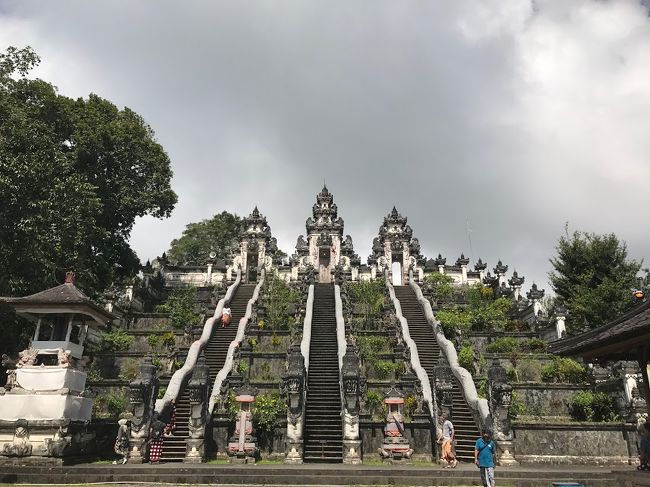 まず初めの階段を登ると<br />こんな風景です。<br />さらにこの階段を登って<br />いきます。