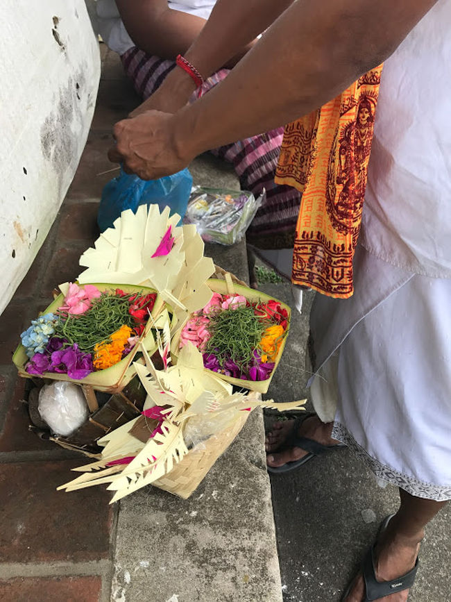 お祈りの準備です。