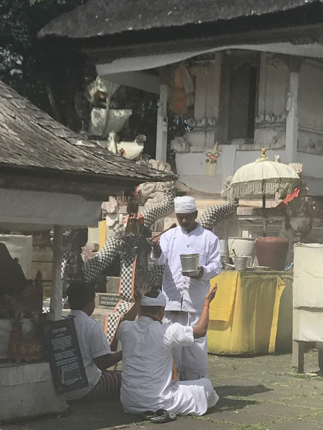 寺院の上には<br />仏教でいう和尚さんのような方が<br />おられて、彼らはお供えをしお祈り<br />をしていました。