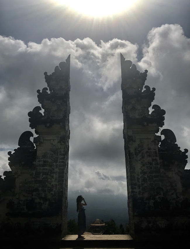 街からは遠いので、<br />観光客はとても少なく<br />地元の方が数名お祈りに<br />来られていました。<br />