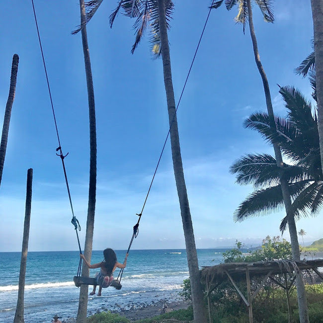 結局到着したのは４時すぎていて<br />チョコレート工場はもう終わり。<br />でも中には入れたので<br />入場料１００００Rp<br />（約８０円）を払って中へ。<br /><br />ヤシの木に括り付けられただけの<br />ブランコですが安定感はあります。<br /><br />写真には写っていませんが<br />後ろの台に乗ると<br />海に飛び出しそうなくらい<br />ブランコは高く上がって<br />めーちゃくちゃ楽しかった。